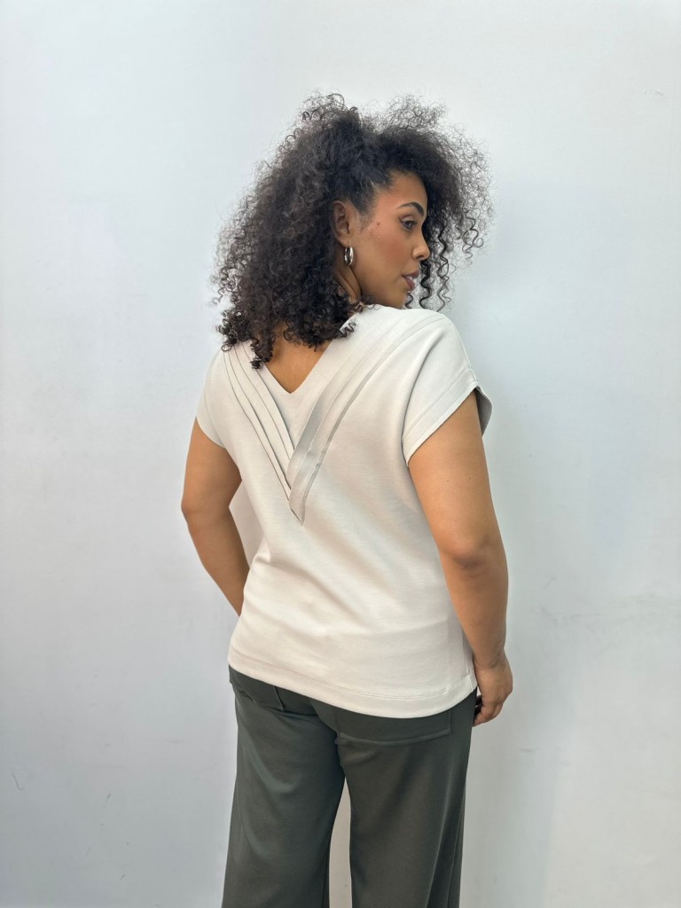 Blusa Mara Malha Levemente encorpada gelo