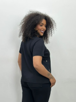 Blusa bianca malha levemente encorpada preta