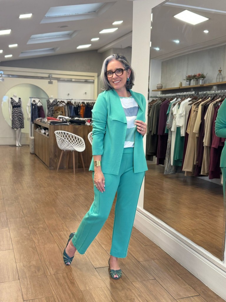 Calça isa, casaco helô malha levemente encorpada e blusa lanchinho