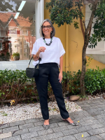 Calça Isabela preta e blusa Iranice off-white em linho