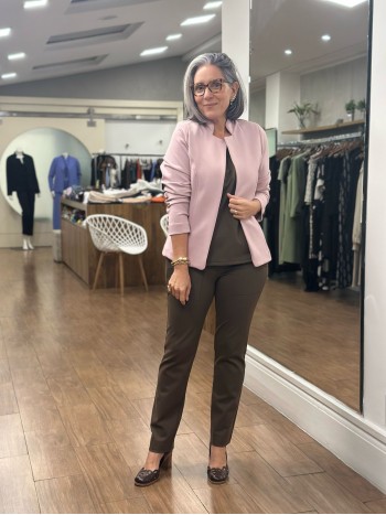 Calça Fany, regata kátia Malha encorpada texturizada e casaco carol malha levemente encorpada
