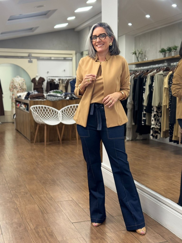 CALÇA COM ILHÓS MALHA JEANS, REGATA CLÁUDIA E CASACO CAROL MALHA ENCORPADA