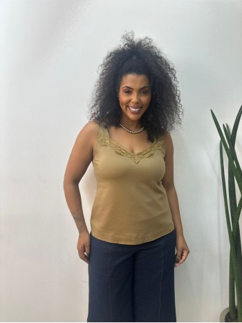 Regata marlene malha levemente encorpada camelo