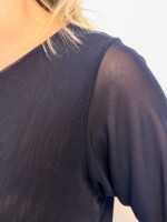 BLUSA ROSA EM TULE MARINHO
