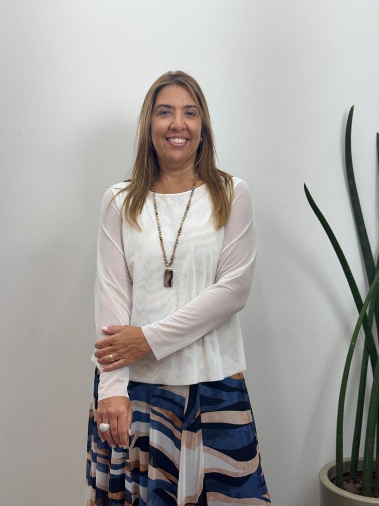 BLUSA ROSA EM TULE BRANCA